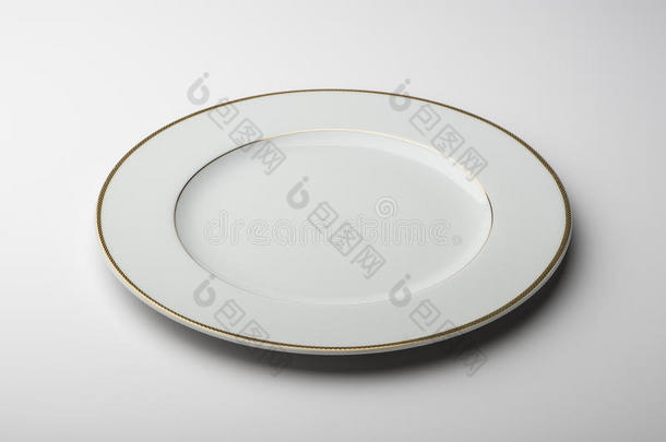 空的圆形白色盘子，有装饰的边框