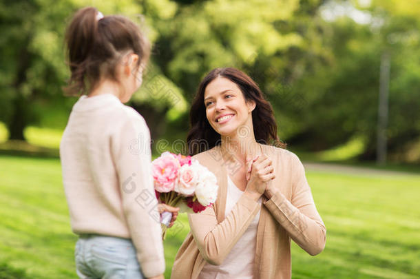 夏天公园里的女孩给妈妈送花