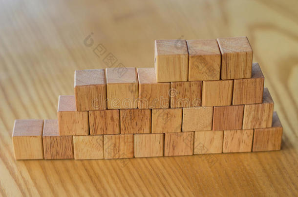 用木砖建造一堵墙，用于建筑或景观美化，以创造一个蓝图和良好的计划。