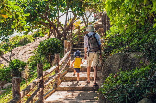 父子旅行者在洪钟角，花园石，流行的旅游目的地在<strong>芽庄</strong>。 越南