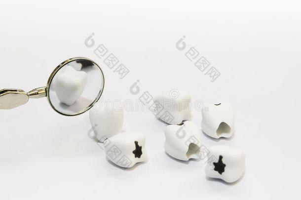 白色背景下的牙科护理概念与镜面牙科工具