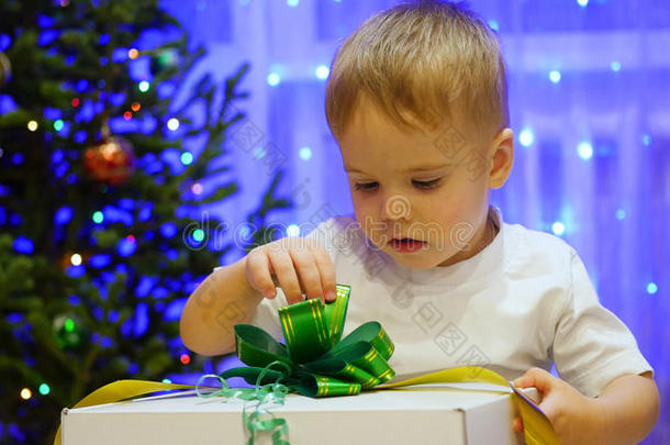 圣诞礼物惊喜-一个孩子打开礼物