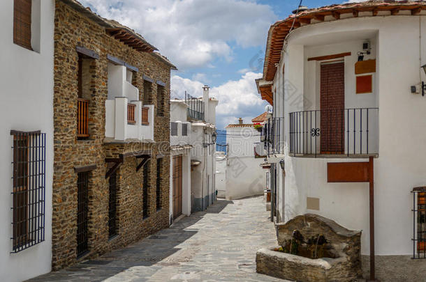 西班牙拉阿尔普贾拉村<strong>一条街</strong>道的美丽景色