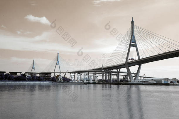 普密蓬桥工业环桥或特大桥。