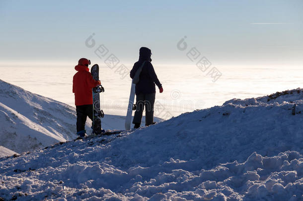 小组或团队概念与朋友滑雪者和滑雪者。 滑雪滑雪滑雪板度假村。