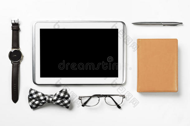 绅士<strong>套件</strong>的平板手表，眼镜，领结和笔记本在木桌上