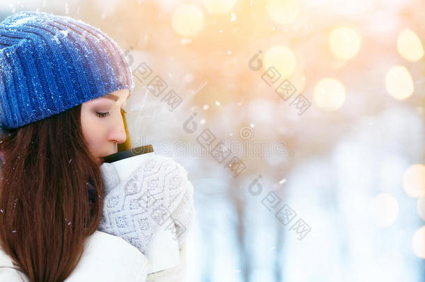 女孩喜欢下雪。 下雪时，年轻女子在森林里喝茶。 享受大自然，冬天