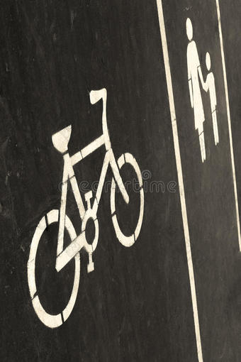道路上的自行车和人行道标志图片