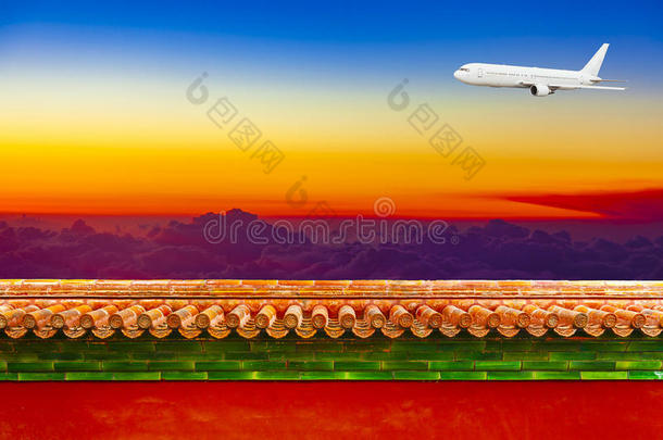 日出时分，飞机在红墙上空盘旋，意味着中国和东亚航空公司的旅行