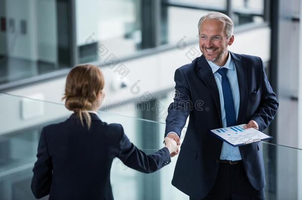 商人和他的同事握手