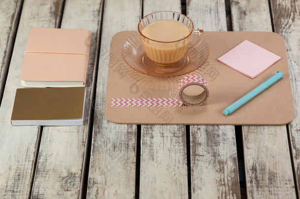 一杯茶，粘稠的笔记，日记，记事本，印刷的磁带和钢笔