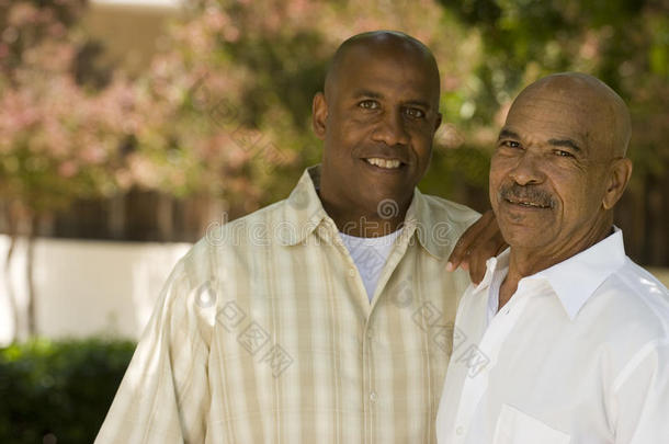 非裔美<strong>国父</strong>亲和他的成年儿子。
