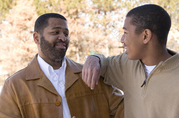 非裔美国父亲和他十几岁的儿子。