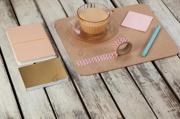 一杯茶，粘稠的笔记，日记，记事本，印刷的磁带和钢笔