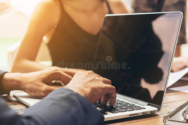 商人在商务会议上使用笔记本电脑