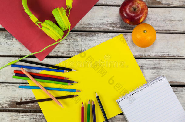 彩色铅笔，记事本，<strong>标语</strong>牌，水果和耳机