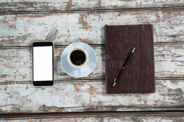日记，智能手机和带咖啡杯的钢笔
