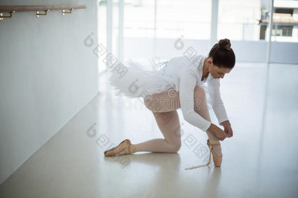 芭蕾舞演员穿着芭蕾舞鞋