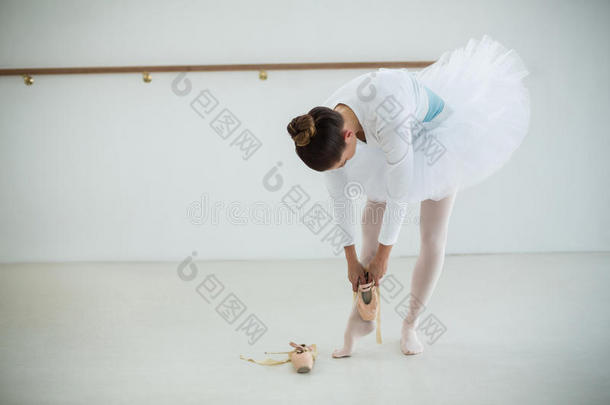 芭蕾舞演员穿着芭蕾舞鞋