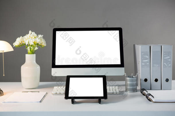 台式电脑和数码平板电脑与花瓶