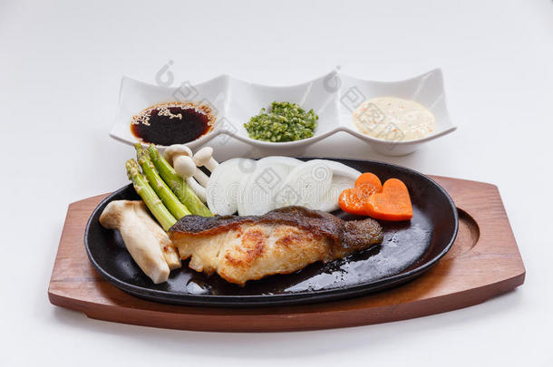 烤日本山楂牛排，蘑菇，芦笋，洋葱切片和胡萝卜酱油。 葱酱和蛋黄酱
