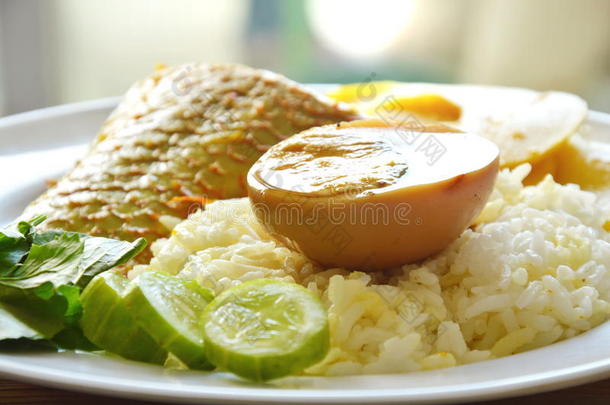 煮熟的棕色鸡蛋与芒果鱼笋在辛辣和酸汤的米饭