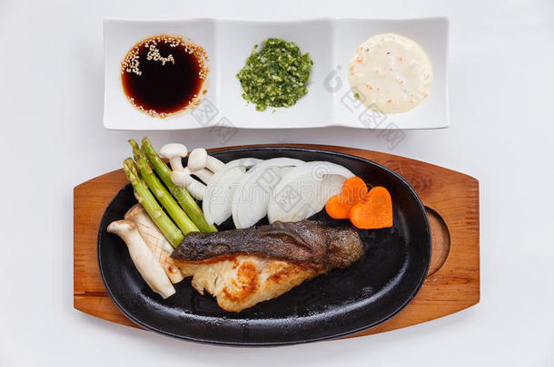 烤日本山楂牛排，蘑菇，芦笋，洋葱切片和胡萝卜酱油。 葱酱和蛋黄酱