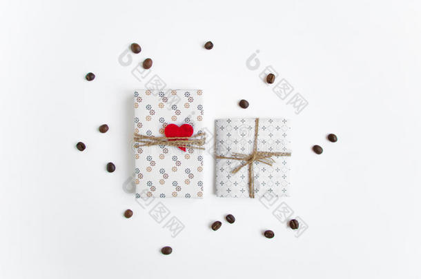 手工礼物在白色背景上装饰着心和咖啡豆。 俯视图，平躺