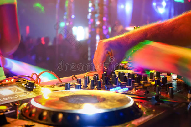 DJ在迪斯科俱乐部的现代CDUSB<strong>播放</strong>器上<strong>播放</strong>派对音乐