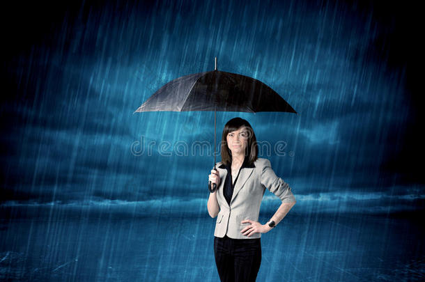 <strong>雨中撑伞</strong>的女商人