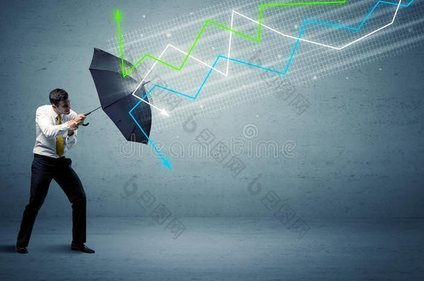 商业人士具有伞和股票市场箭头的概念