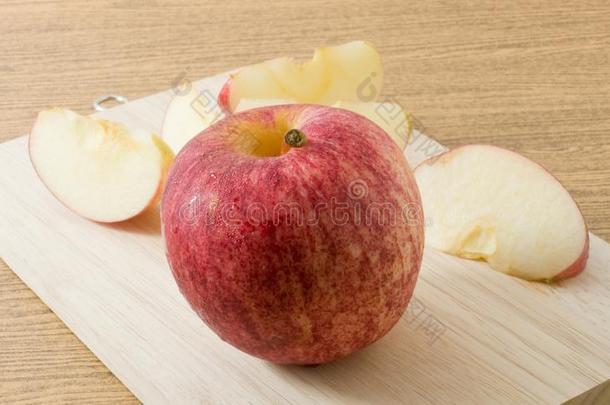木制托盘上新鲜成熟的红苹果