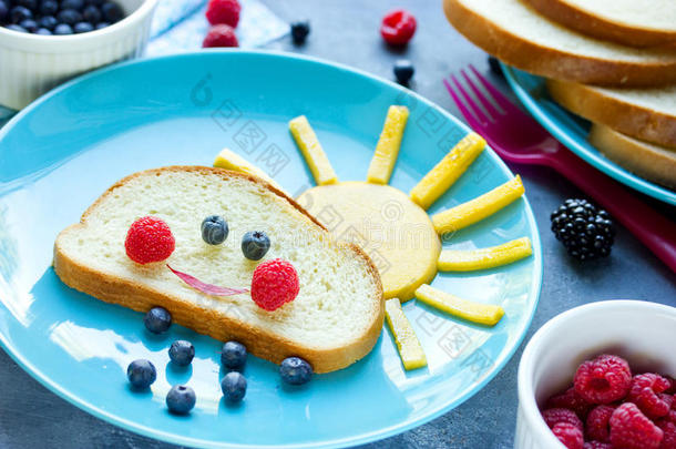 有创意的<strong>儿童早餐</strong>想法-面包面包与水果和浆果形状的有趣的云与太阳和蓝莓雨