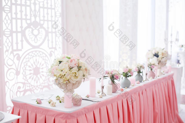 用柔软的粉红色纺织品装饰婚礼桌