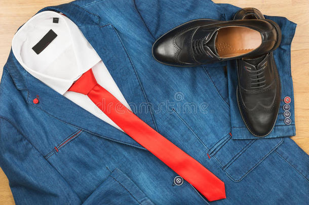 牛仔夹克和红色领带和经典的黑色鞋子，男人`时尚。