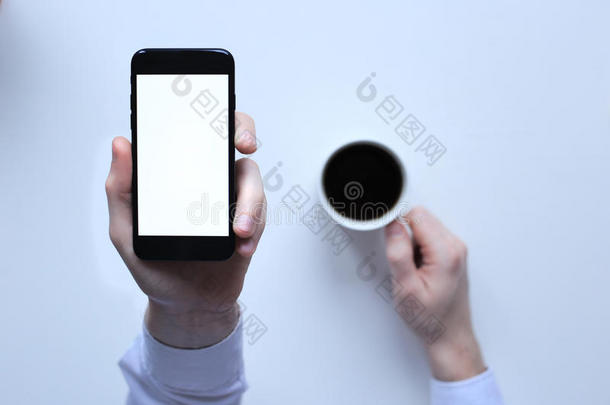 在白色背景下，7部iPhone在手。 白咖啡