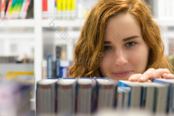 聪明的大学生学习白色现代图书馆书籍