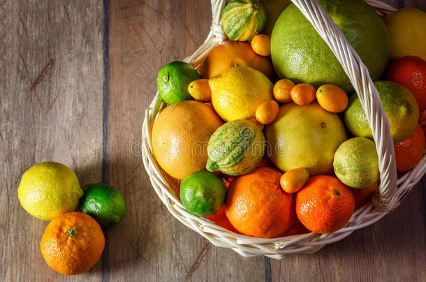 篮子里的柑橘类水果