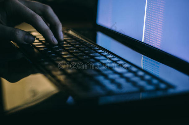 黑暗的黑客黑客攻击手笔记本电脑