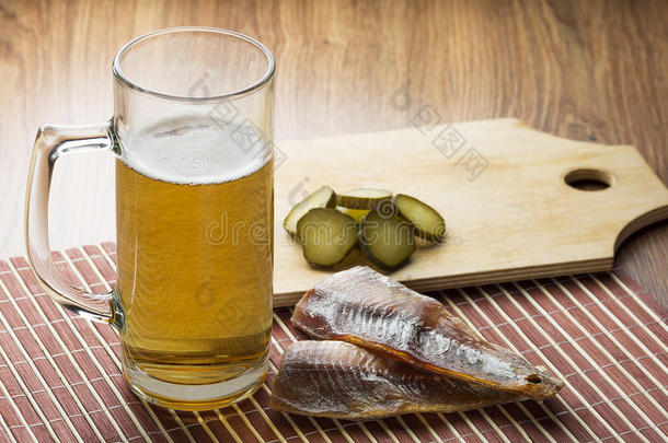 一杯啤酒和咸鱼