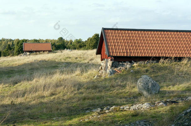 一个红色的小农舍
