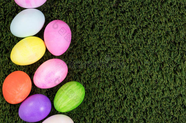 复活节假期的彩色鸡蛋在绿草上形成<strong>左手</strong>边