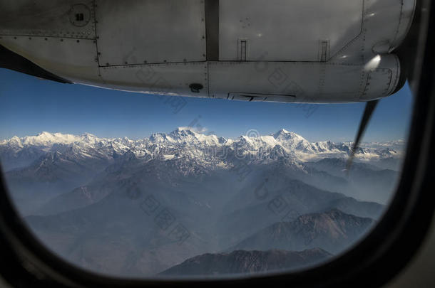 珠穆朗玛峰和喜马拉雅珠穆朗玛峰山脉全景通过平面窗口观看