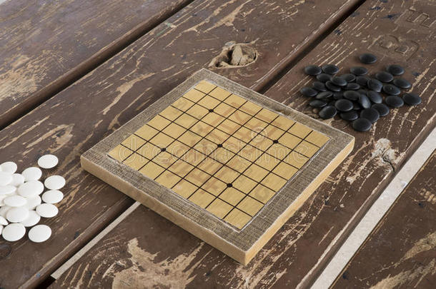 中国人去还是围棋棋盘游戏。 黑白石头和<strong>手工</strong>制作的小<strong>木板</strong>。