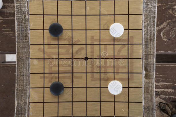 中国人去还是<strong>围棋</strong>棋盘游戏。 黑白石头和手工制作的小木板。