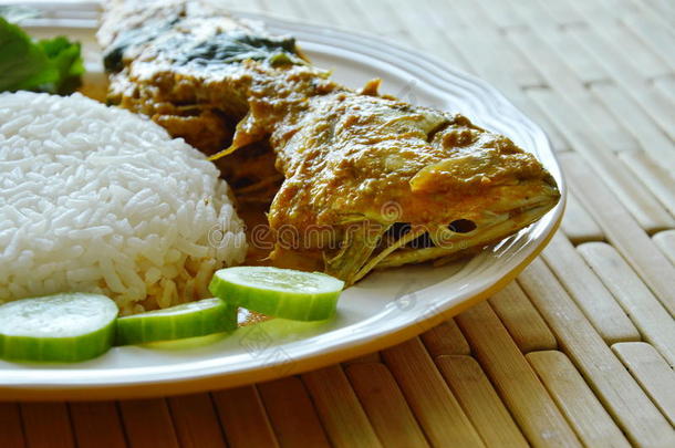 用辛辣咖喱酱煮鲭鱼，吃米饭和蔬菜