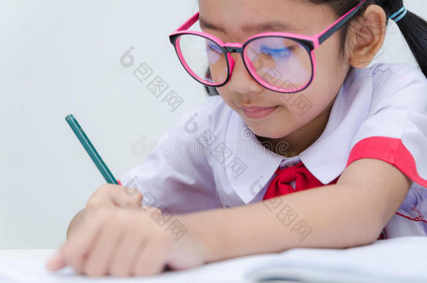 特写镜头的亚洲小女孩做家庭作业，泰国学生制服