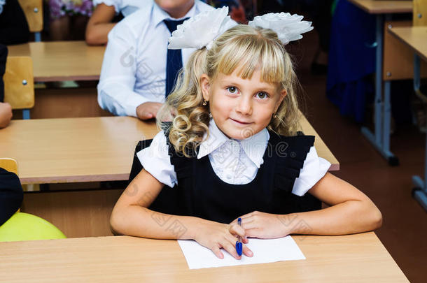 女孩<strong>一年级</strong>学生坐在桌子上的第一节课在9月1日