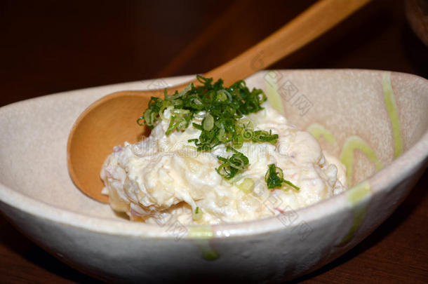 美味的日本料理，白碗上的土豆沙拉。