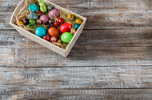 复活节鸡蛋躺在篮子里。复活节鸡蛋。复活节的想法。快乐的东方
